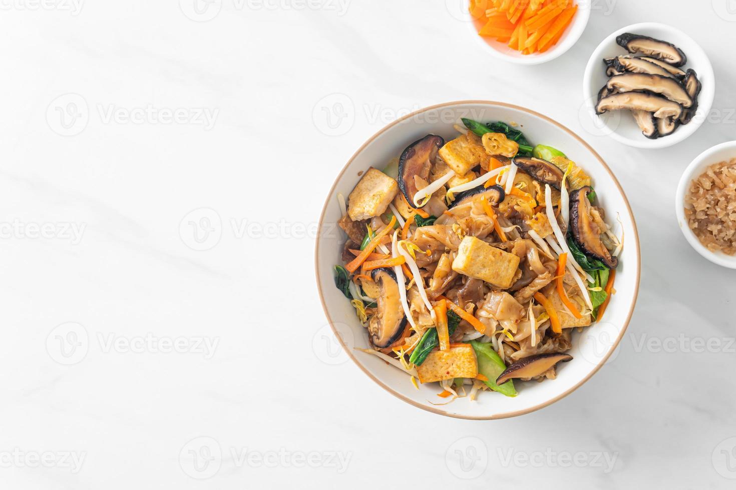 noodles saltati in padella con tofu e verdure foto