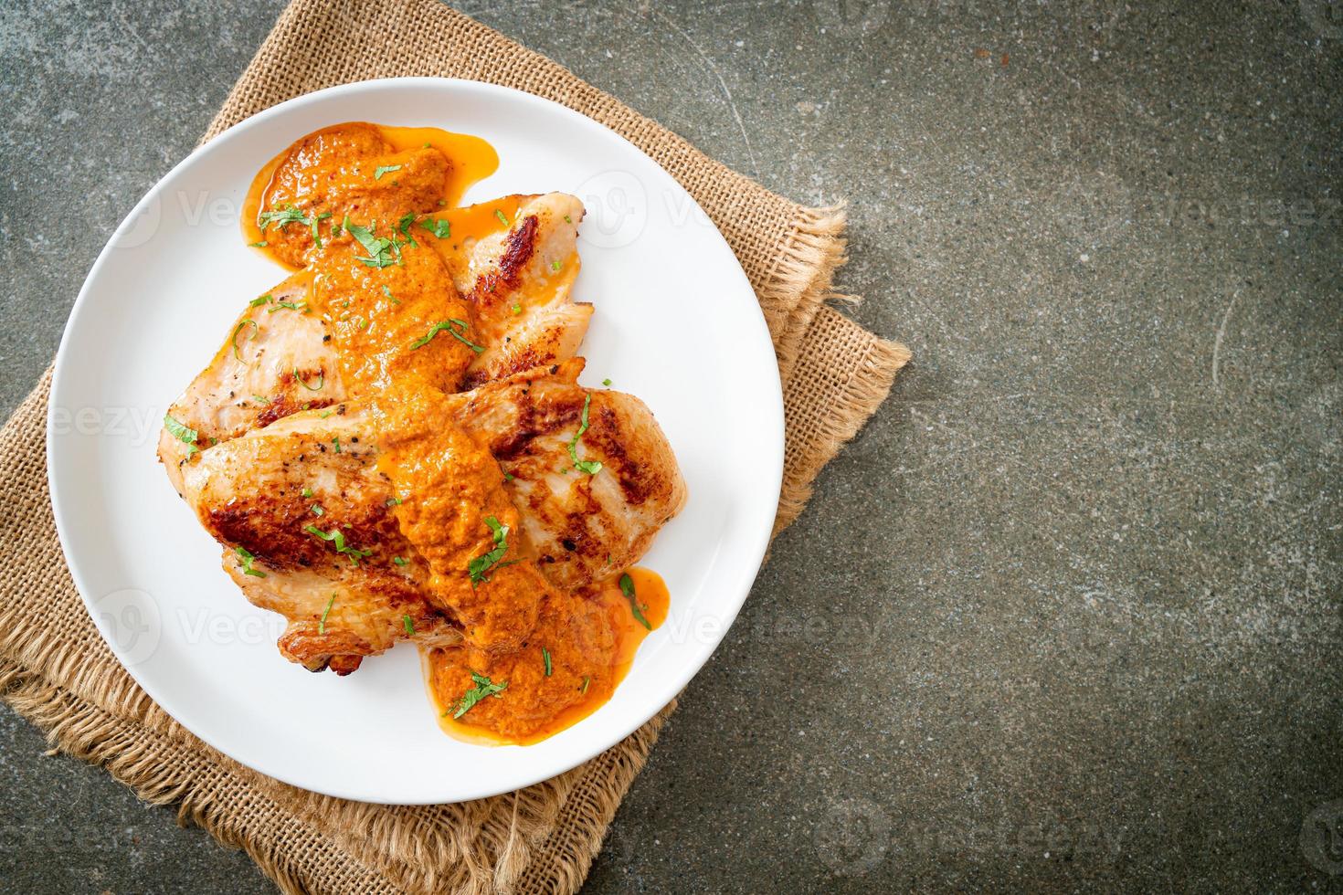 bistecca di pollo alla griglia con salsa al curry rosso foto