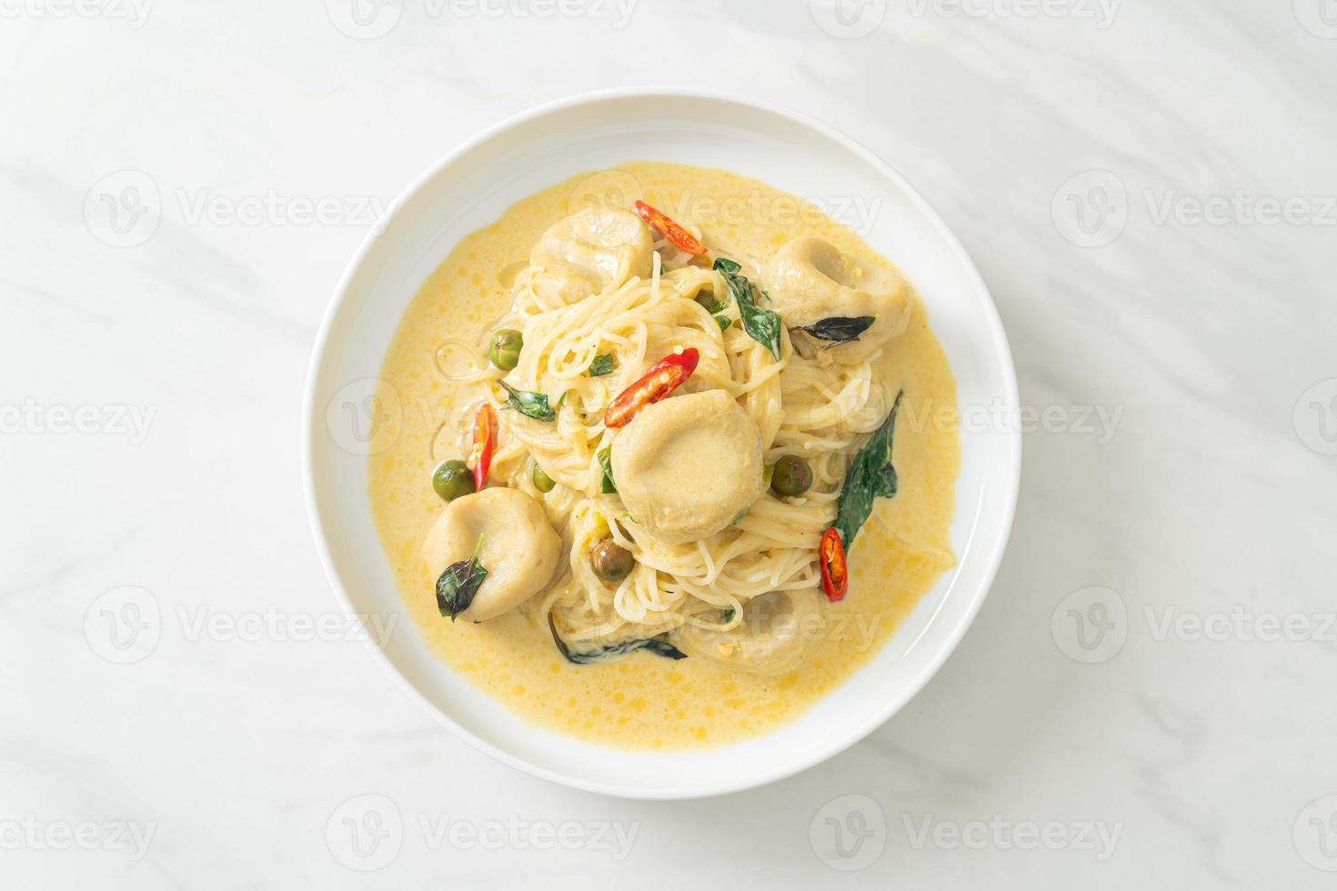 spaghetti di riso al curry verde e polpette di pesce foto