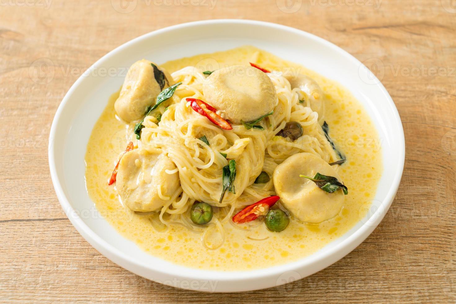 spaghetti di riso al curry verde e polpette di pesce foto