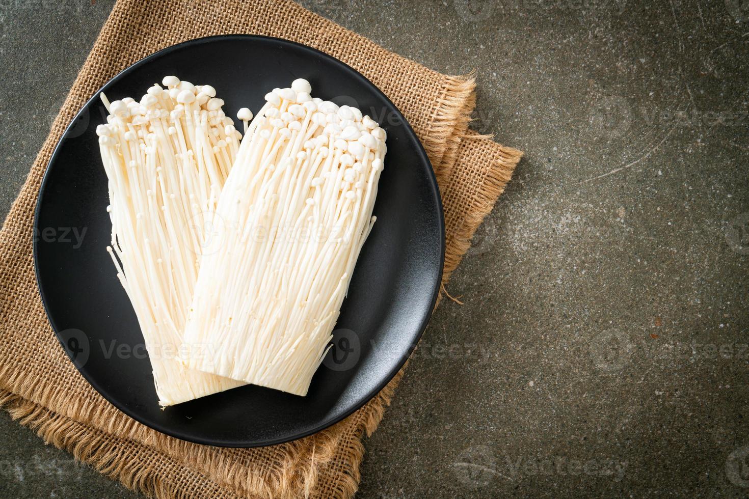 funghi enoki freschi o champignon dorati foto