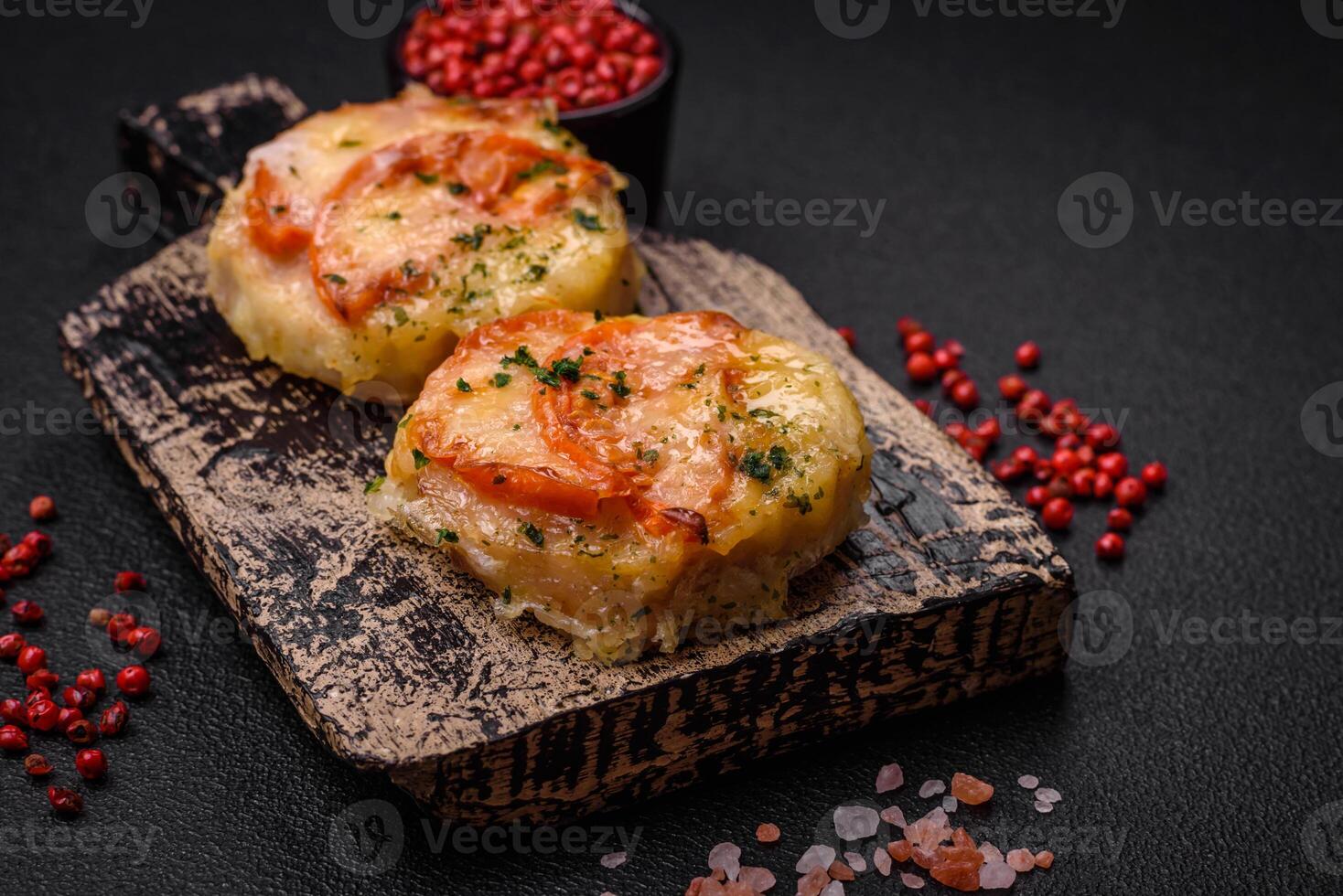 delizioso al forno pesce filetto con formaggio, pomodori, sale, spezie e erbe aromatiche foto