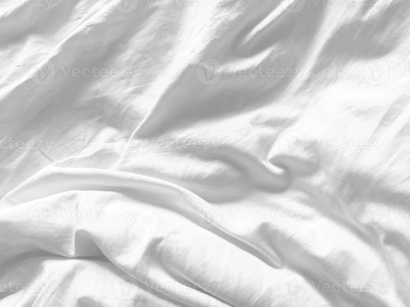 un' incontaminato bianca tessuto sfondo in mostra il lussuoso struttura di seta, la creazione di un astratto e morbido ambiance Perfetto per un' fascia alta design. foto