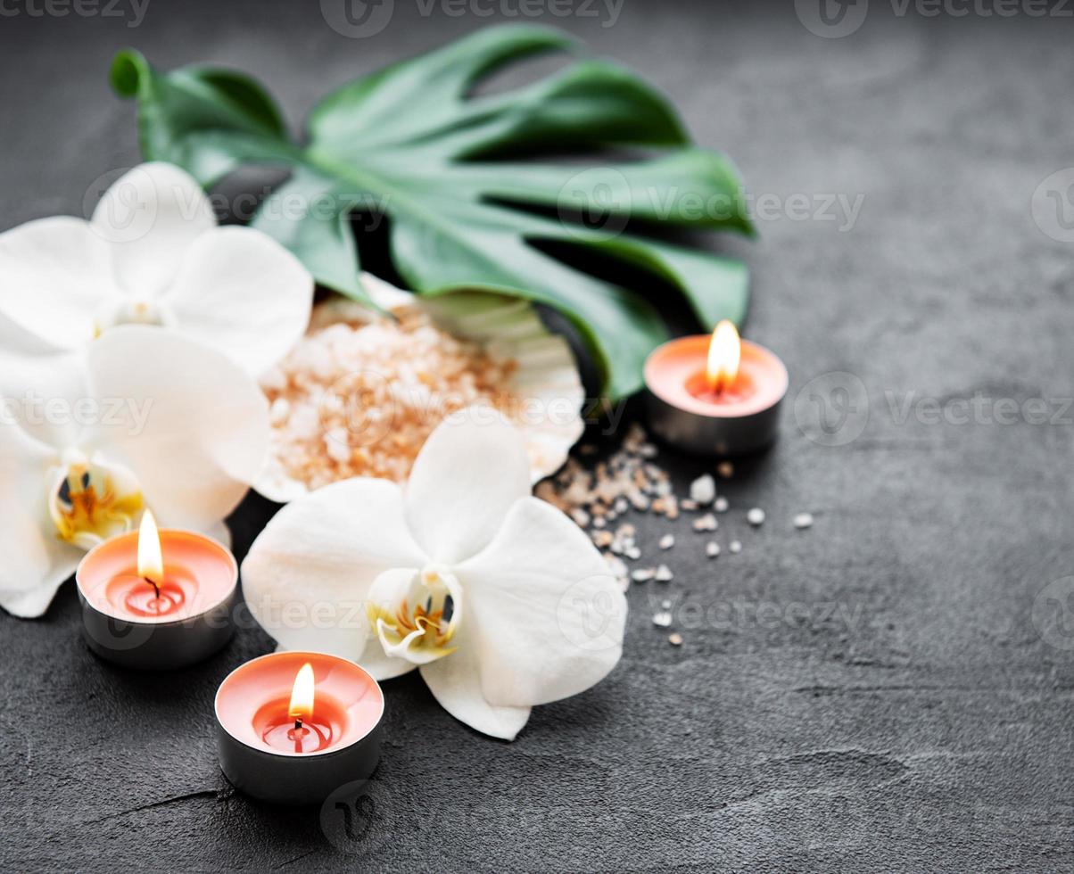 ingredienti termali naturali con fiori di orchidea foto