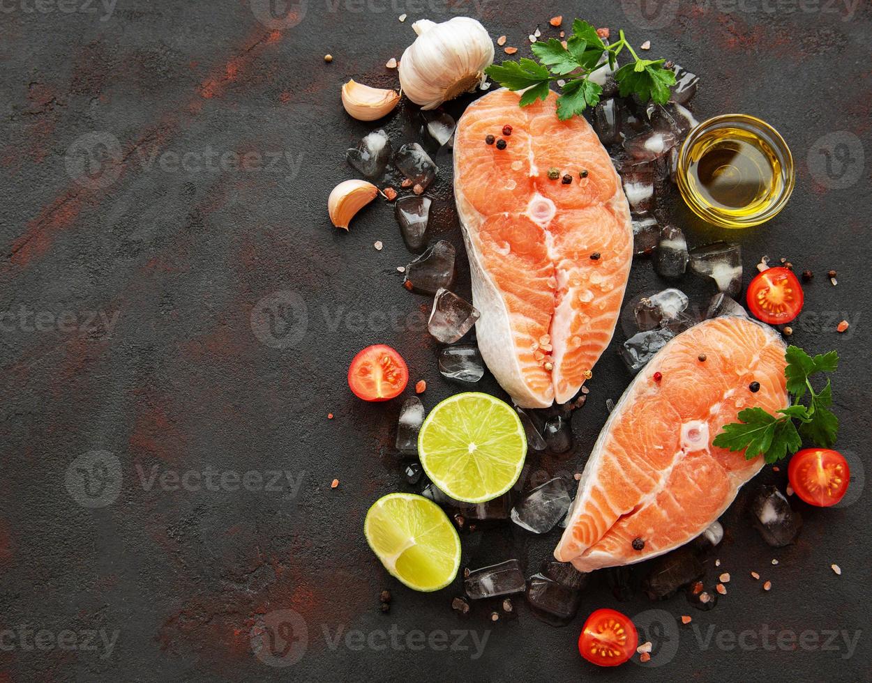 tranci di salmone crudo foto