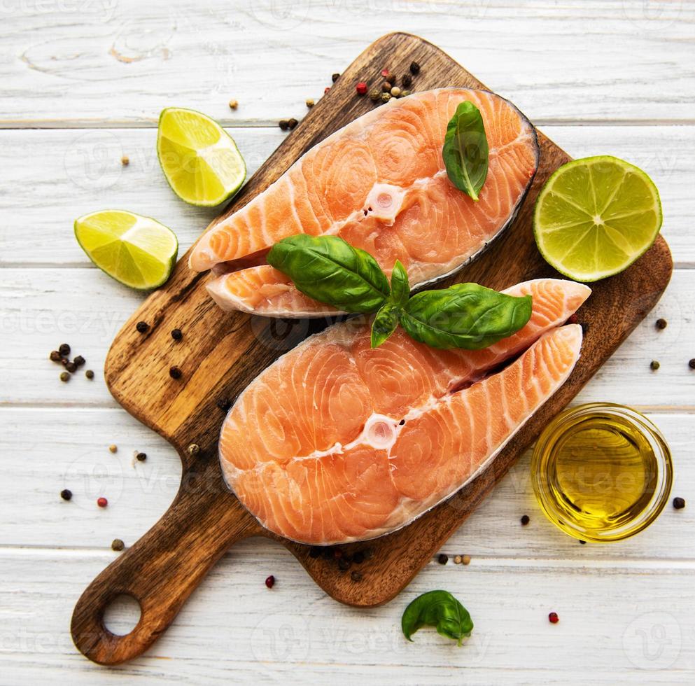 tranci di salmone crudo foto