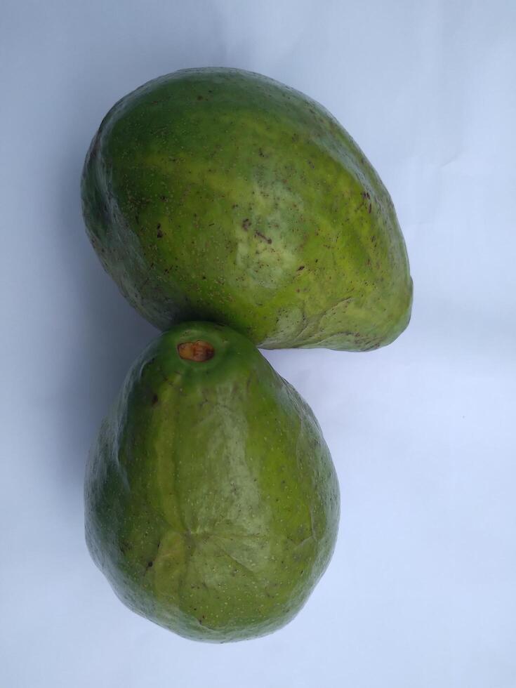 avocado su un' bianca sfondo. foto