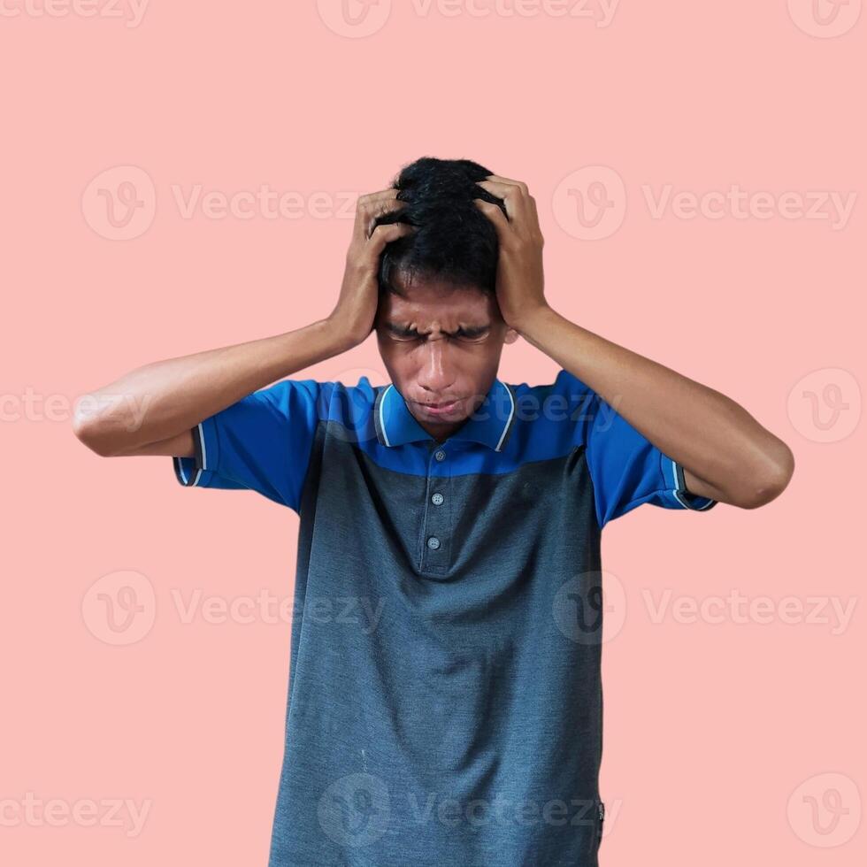 vertiginoso viso Tenere testa di asiatico giovane uomo nel blu camicia isolato su blu sfondo foto