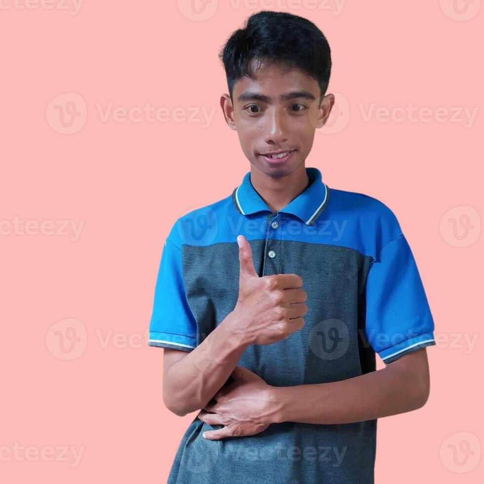 asiatico uomo sorridente viso con va bene gesto, isolato su blu sfondo foto