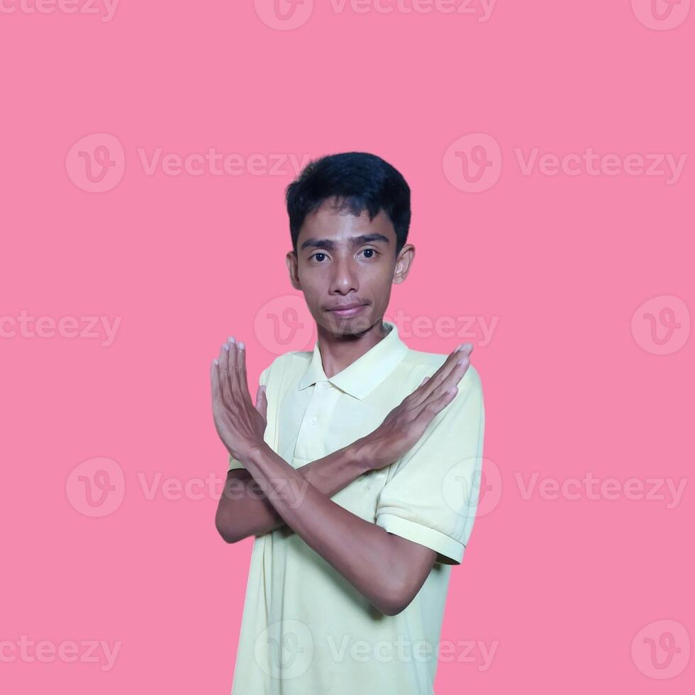 giovane asiatico maschio attraversato braccia con contento viso isolato rosa sfondo foto
