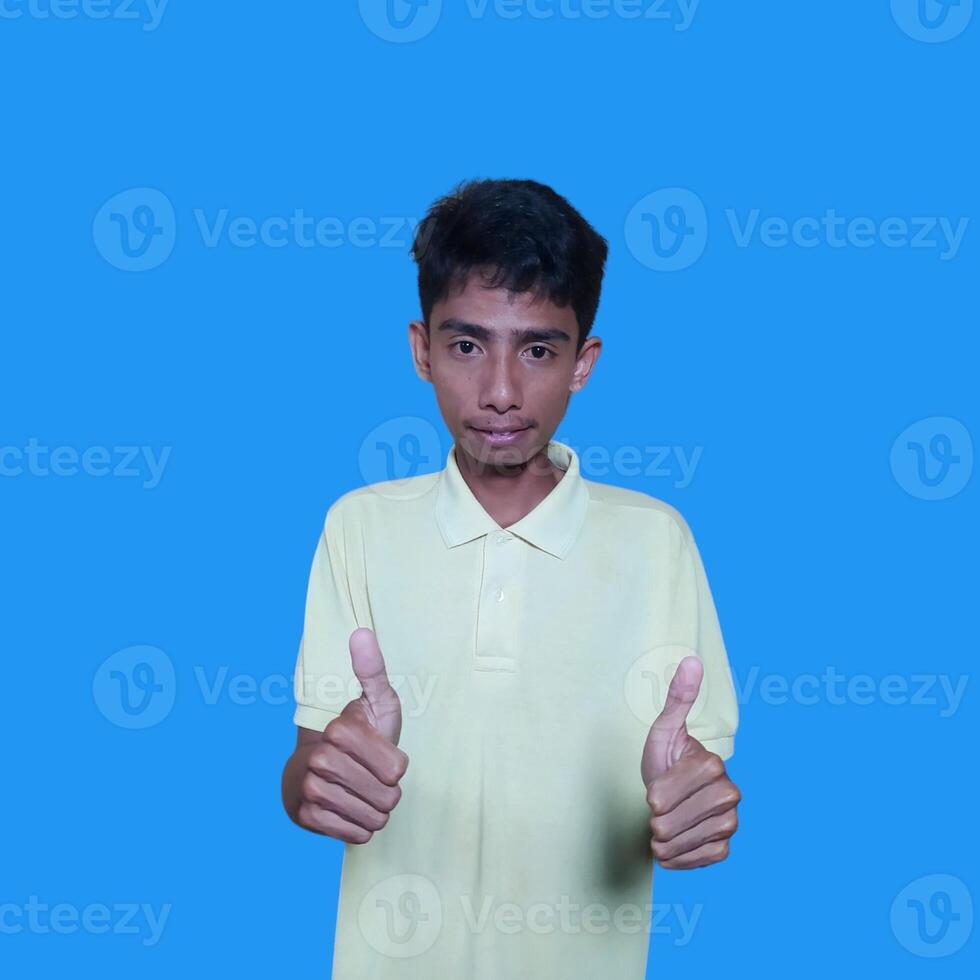 asiatico uomo sorridente viso con va bene gesto, isolato su blu sfondo foto