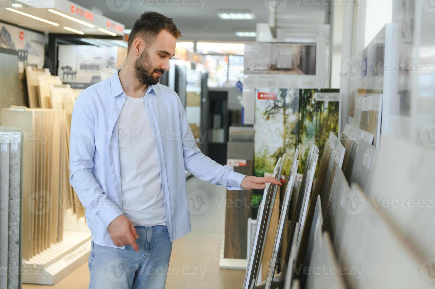 uomo la scelta piastrelle a edificio mercato foto