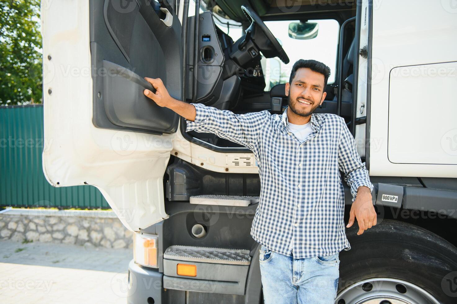 ritratto di un' indiano camion autista. foto