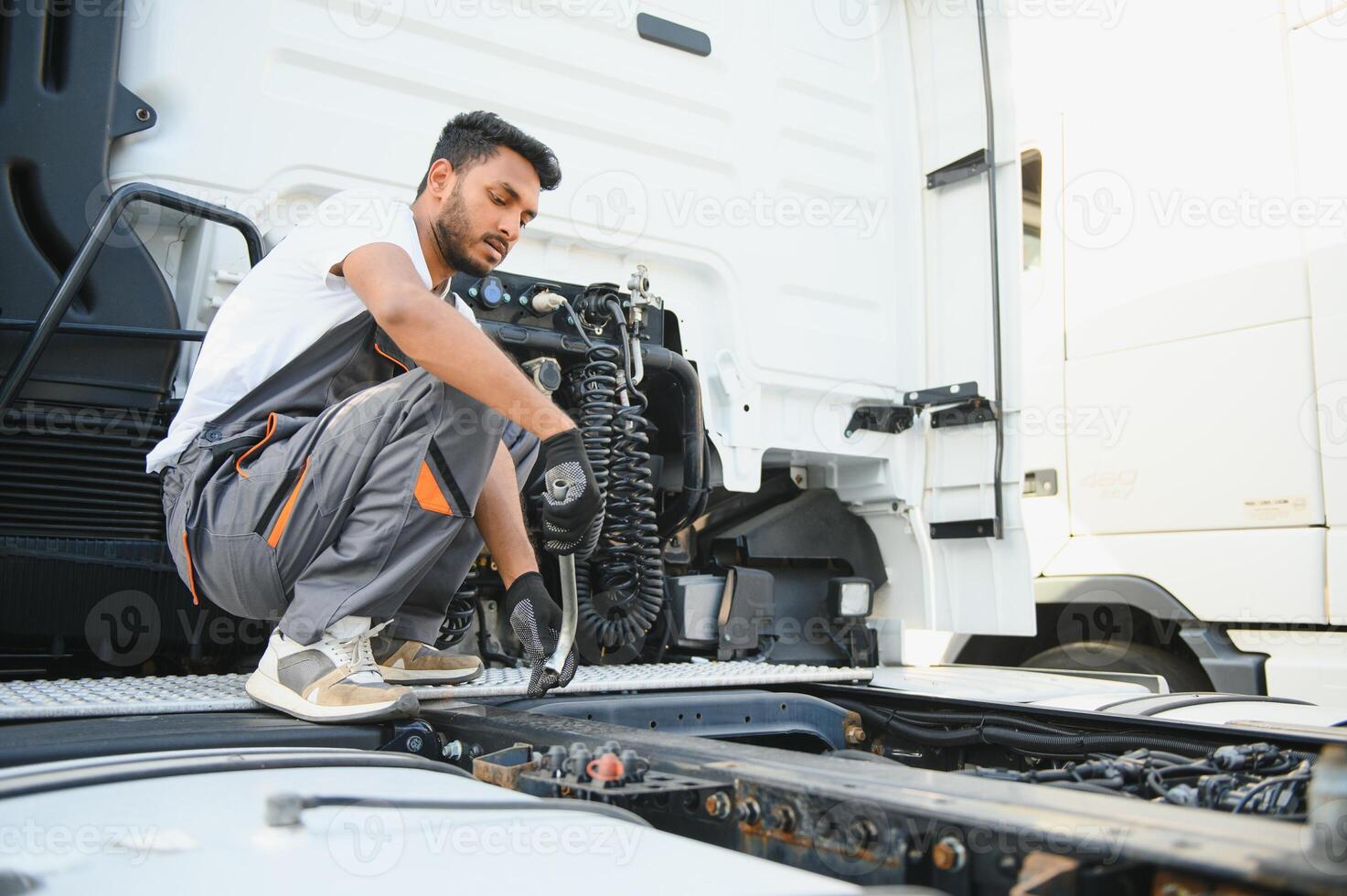 uomo nel uniforme. camion riparazione. auto Malfunzionamento foto