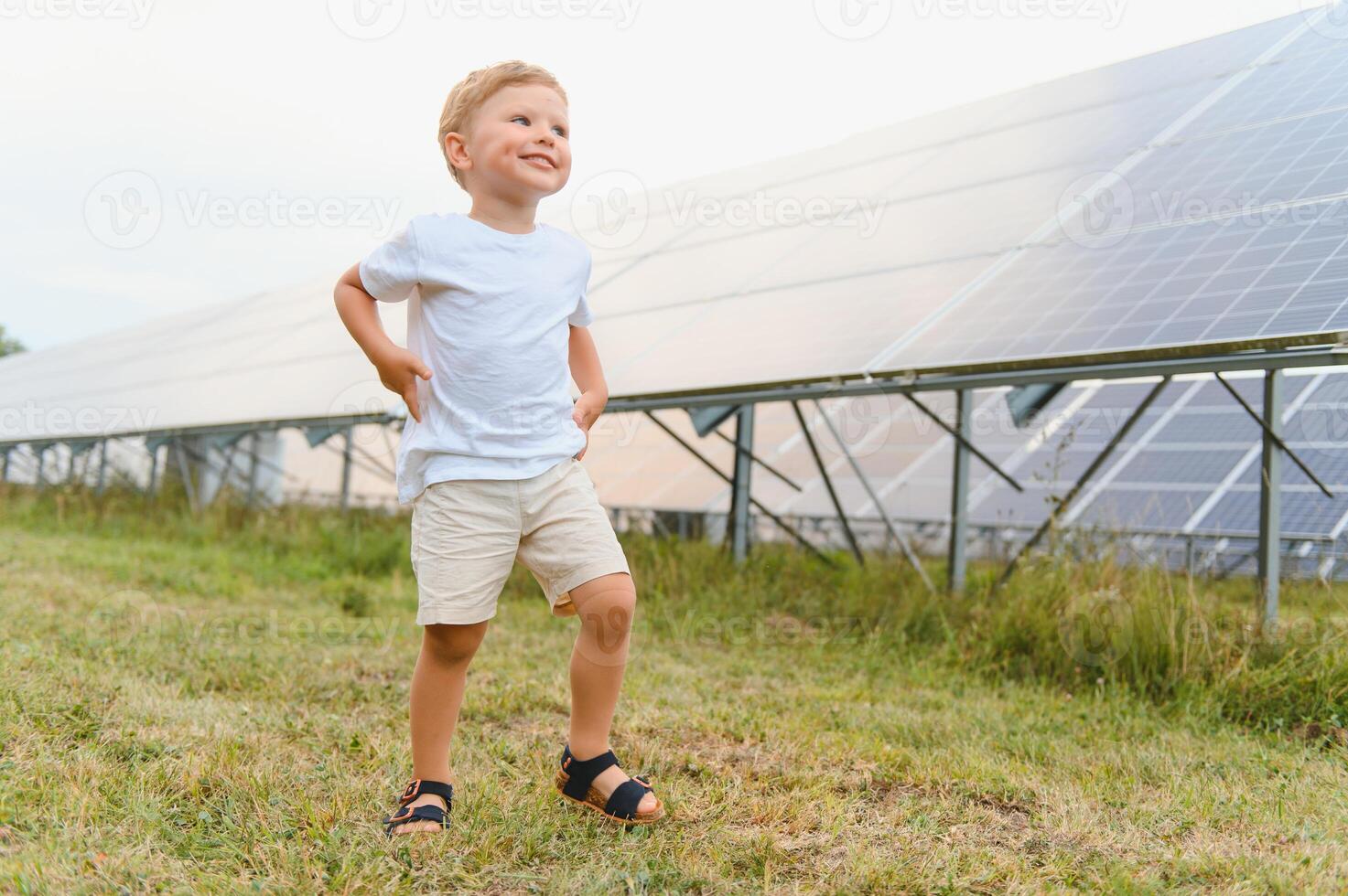 un' poco ragazzo è avendo divertimento vicino il solare pannelli. il concetto di solare energia. foto