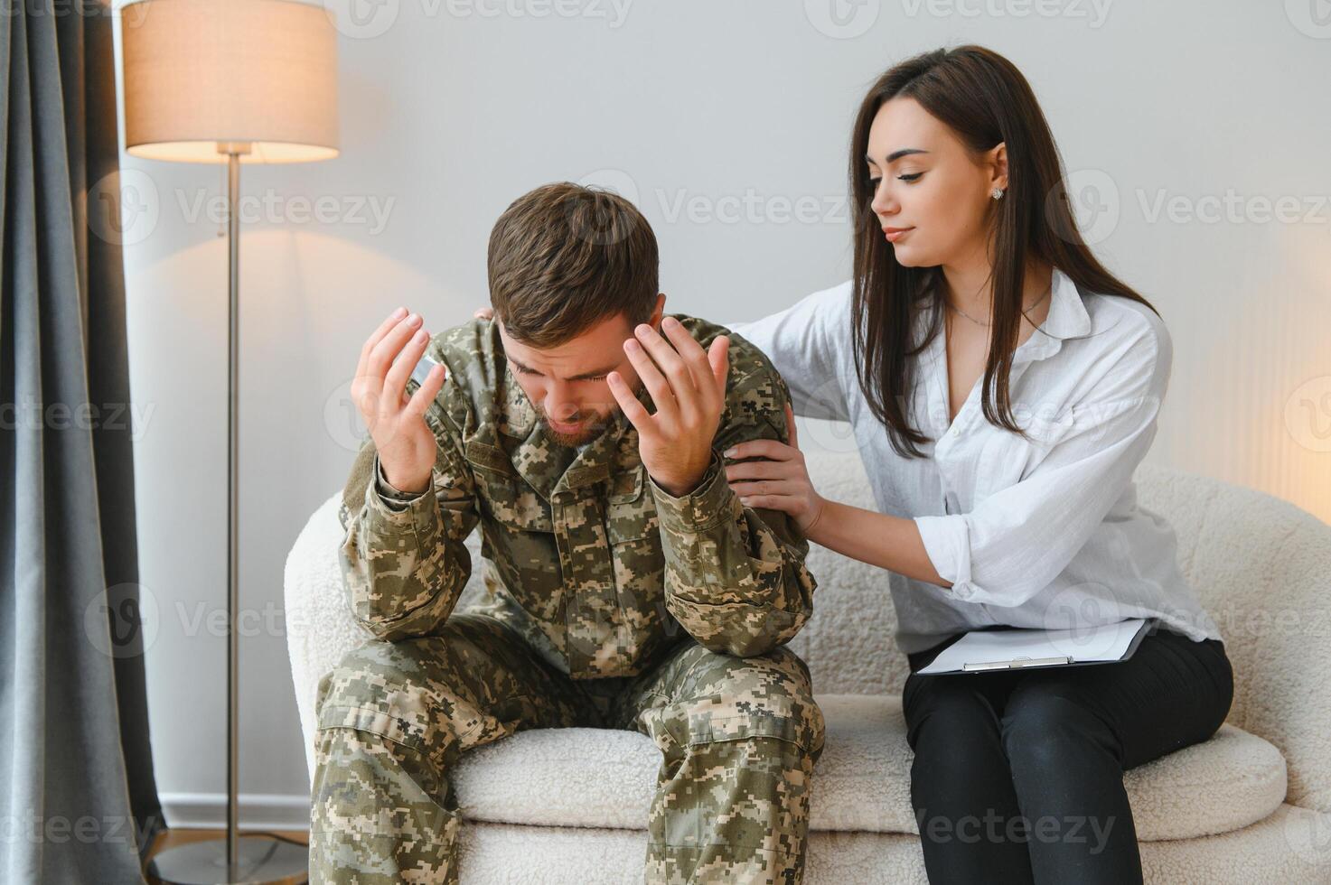 triste maschio soldato su appuntamento con psicologo a ufficio foto