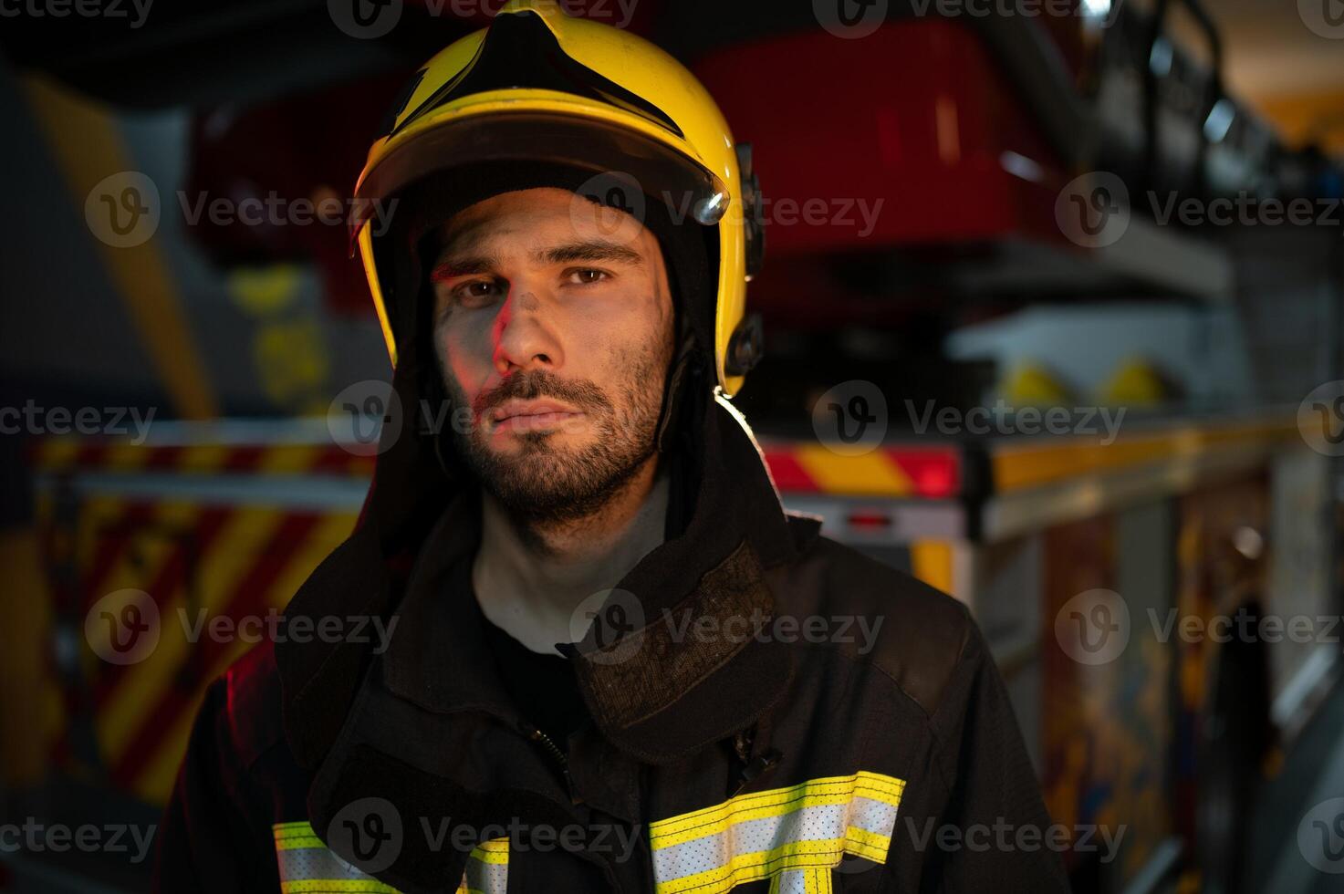 foto di vigile del fuoco con gas maschera e casco vicino fuoco motore