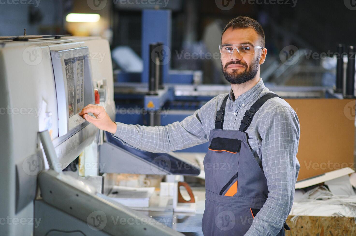 stampa Casa interno con moderno compensare Stampa macchina e operatore nel Lavorando uniforme controllo qualità e controllo processi di Stampa foto