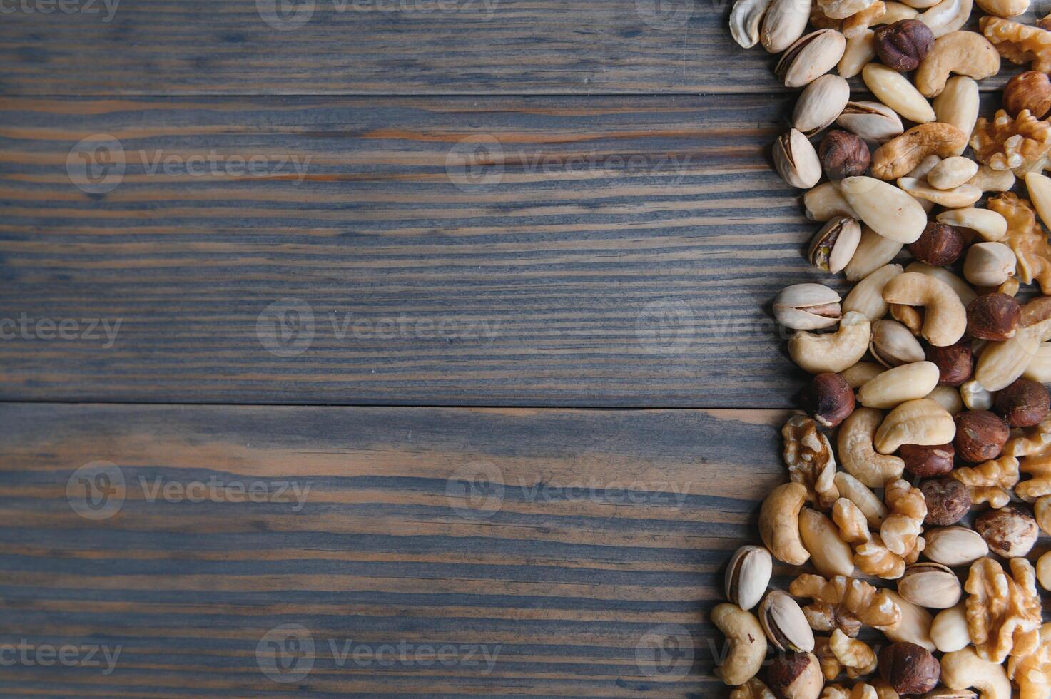 mescolare noccioline su un' di legno tavolo foto