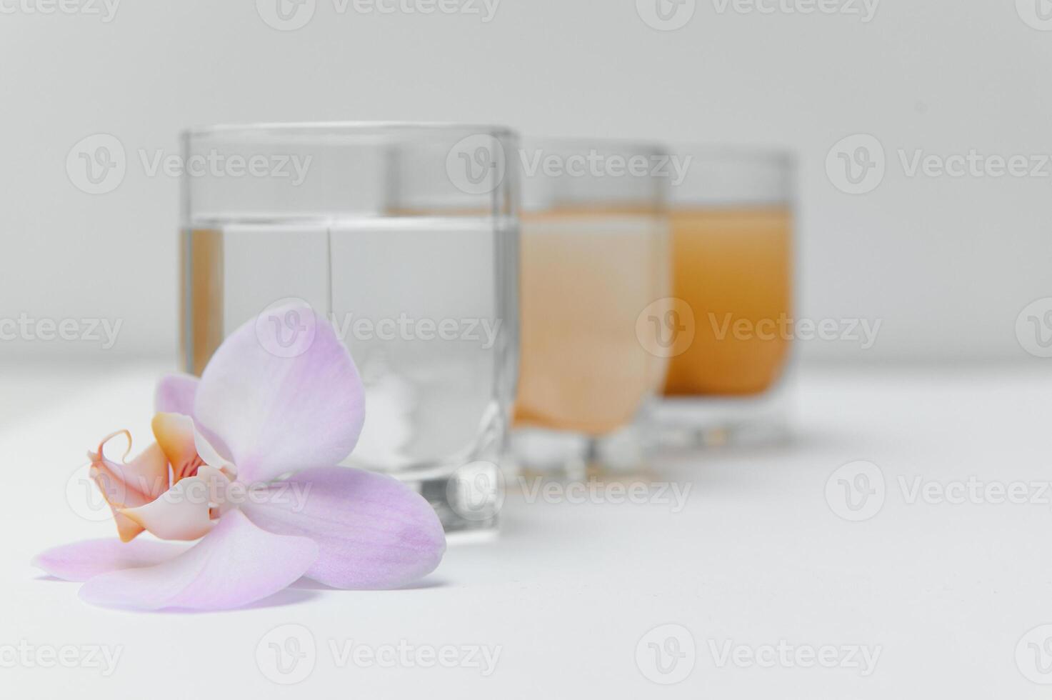 acqua filtri. concetto di tre bicchieri su un' bianca sfondo. domestico filtrazione sistema. foto