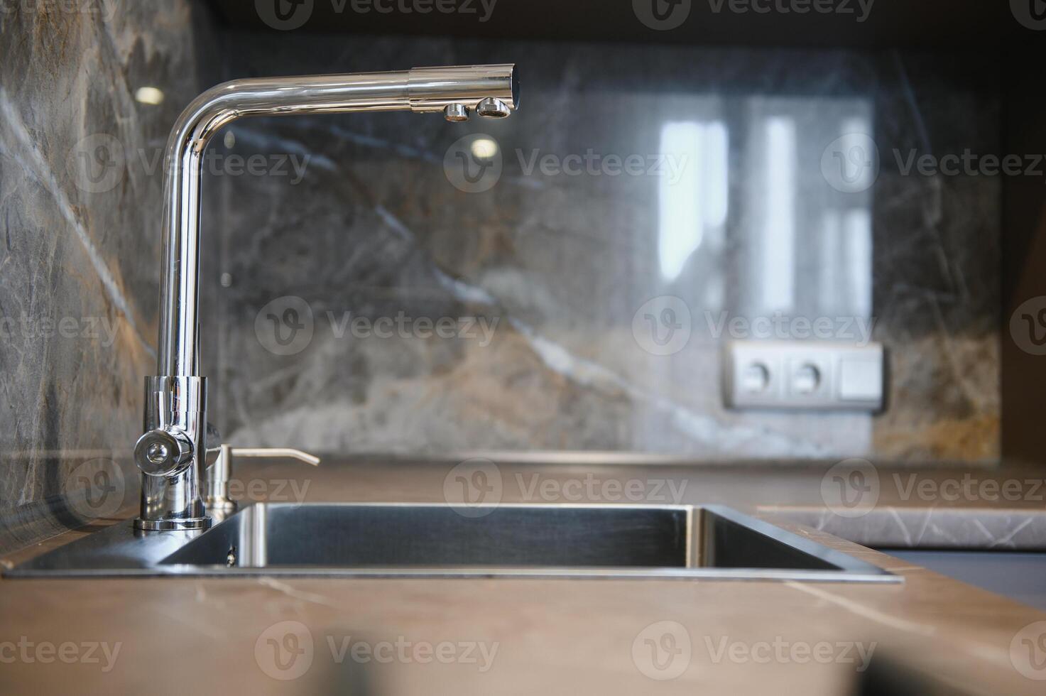 cucina acqua miscelatore. acqua rubinetto fatto di cromo Materiale foto