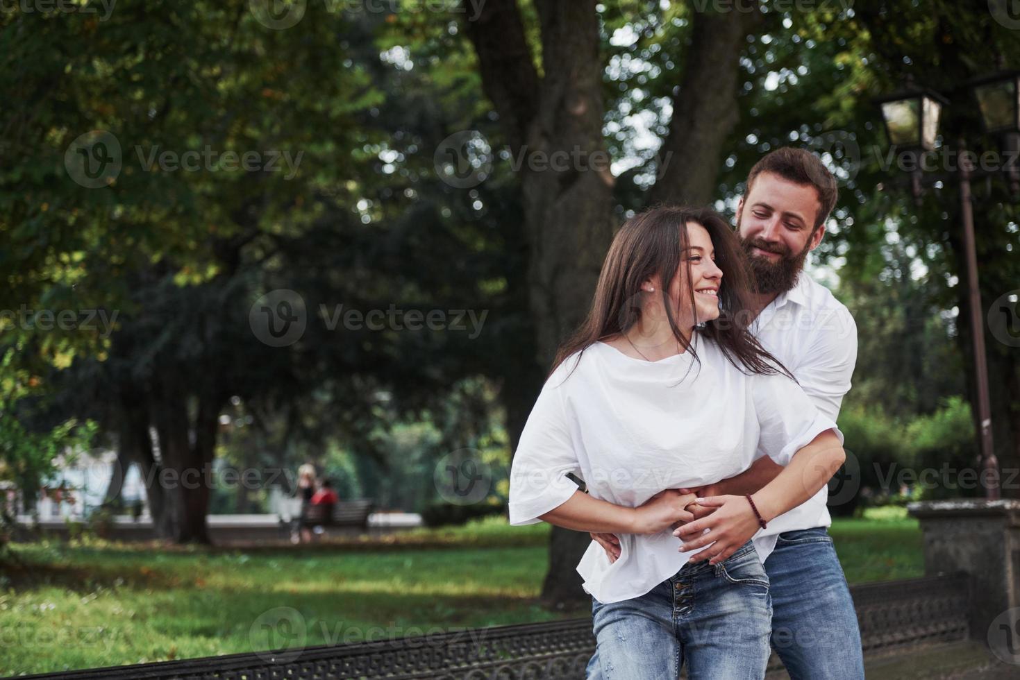 una giovane coppia di innamorati divertenti si diverte in una giornata di sole. foto