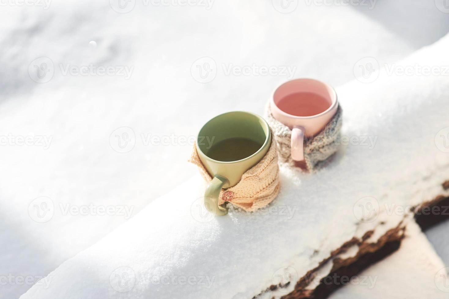 due tazze di tè sullo sfondo di un paesaggio invernale foto