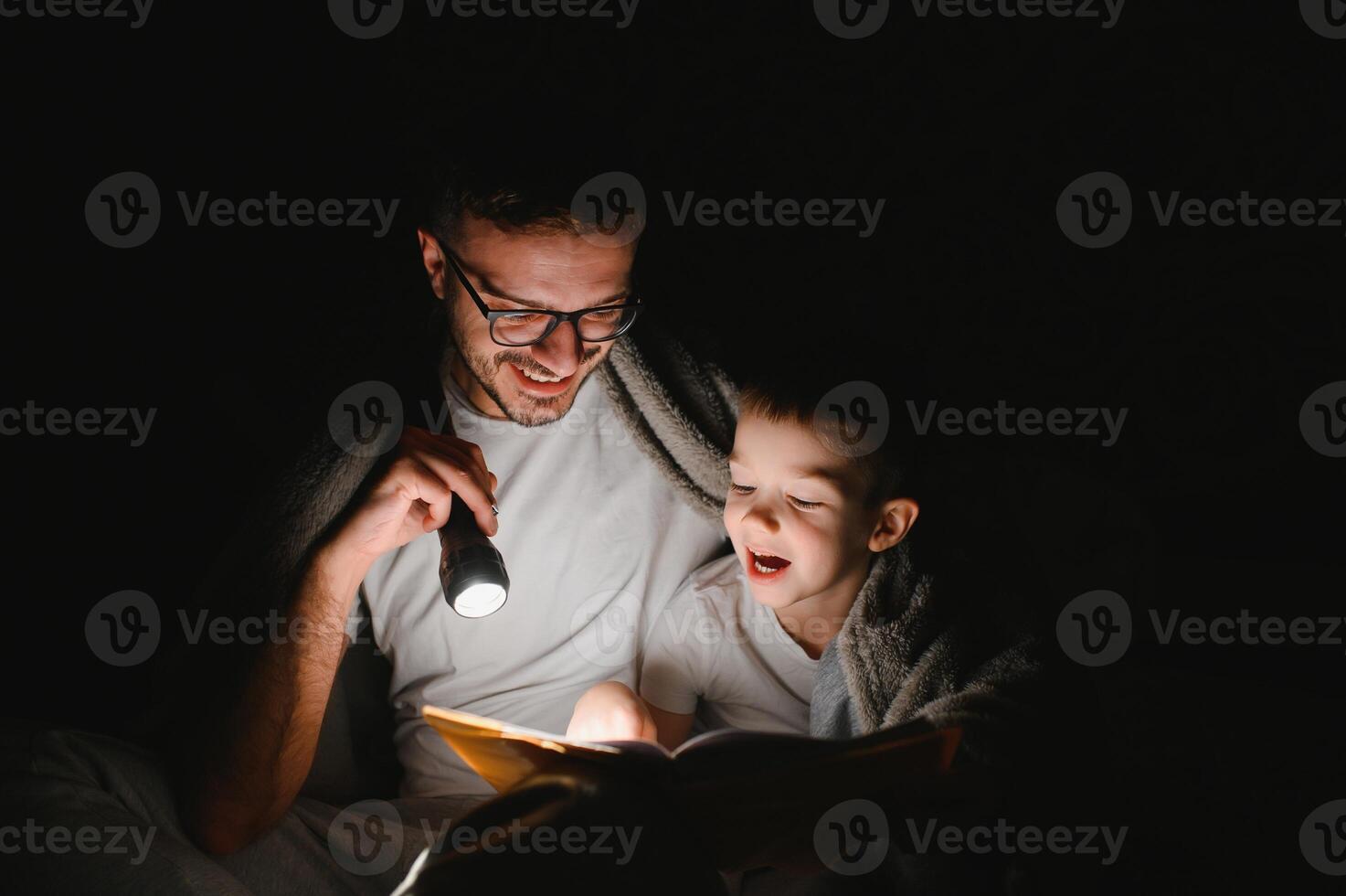 padre e il suo poco figlio lettura di andare a dormire storia a casa. foto