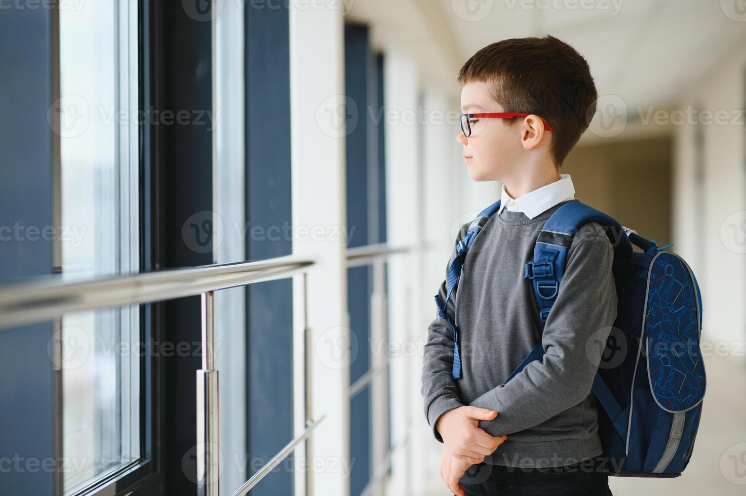 scolaro con cartella e libri nel il scuola. formazione scolastica concetto. indietro per scuola. schoolkid andando per classe. elegante ragazzo con zaino. ragazzo pronto per studia. foto