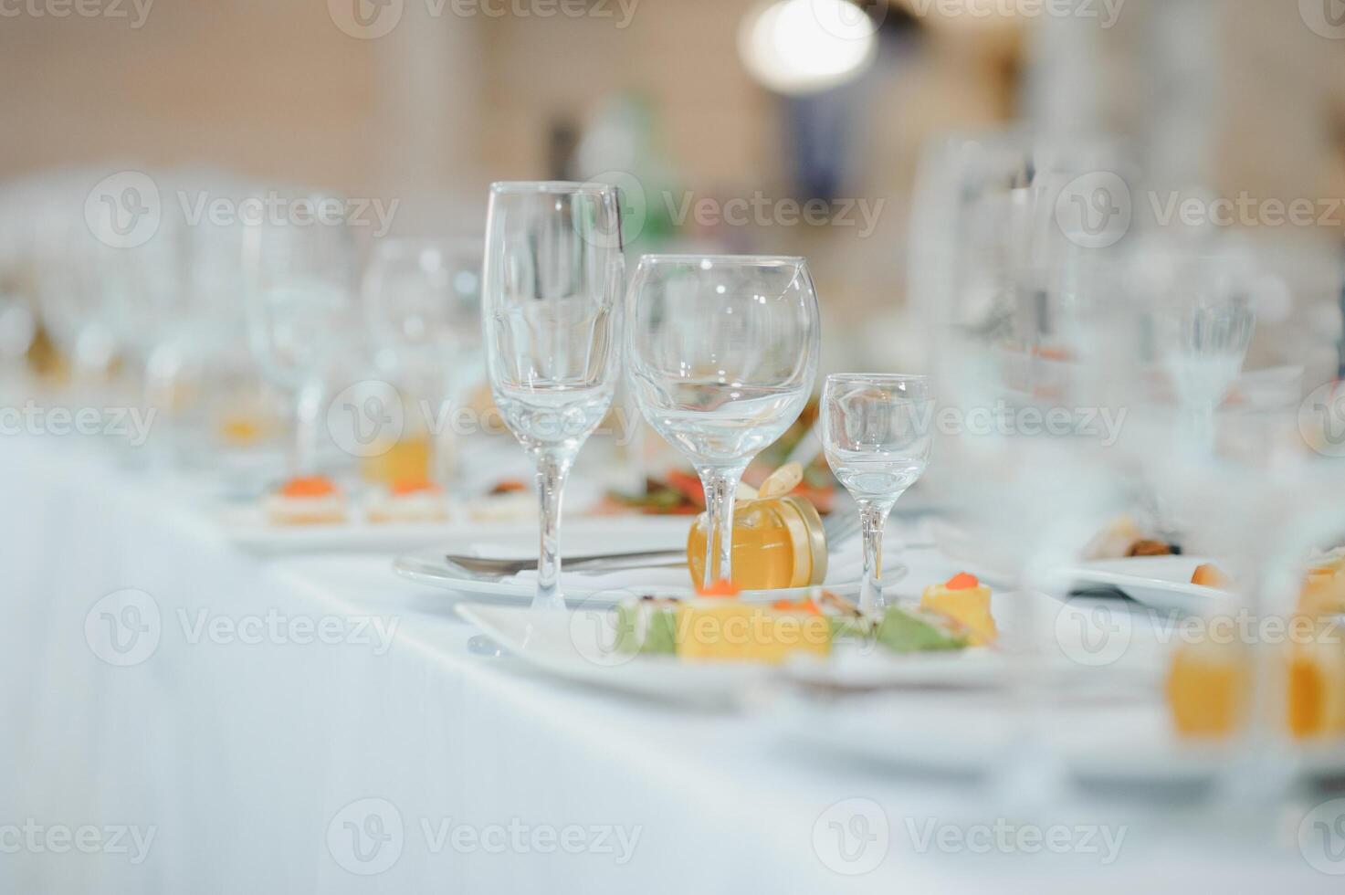 meravigliosamente di cui tavoli con bicchieri e elettrodomestici a mattina nel ristorante. foto