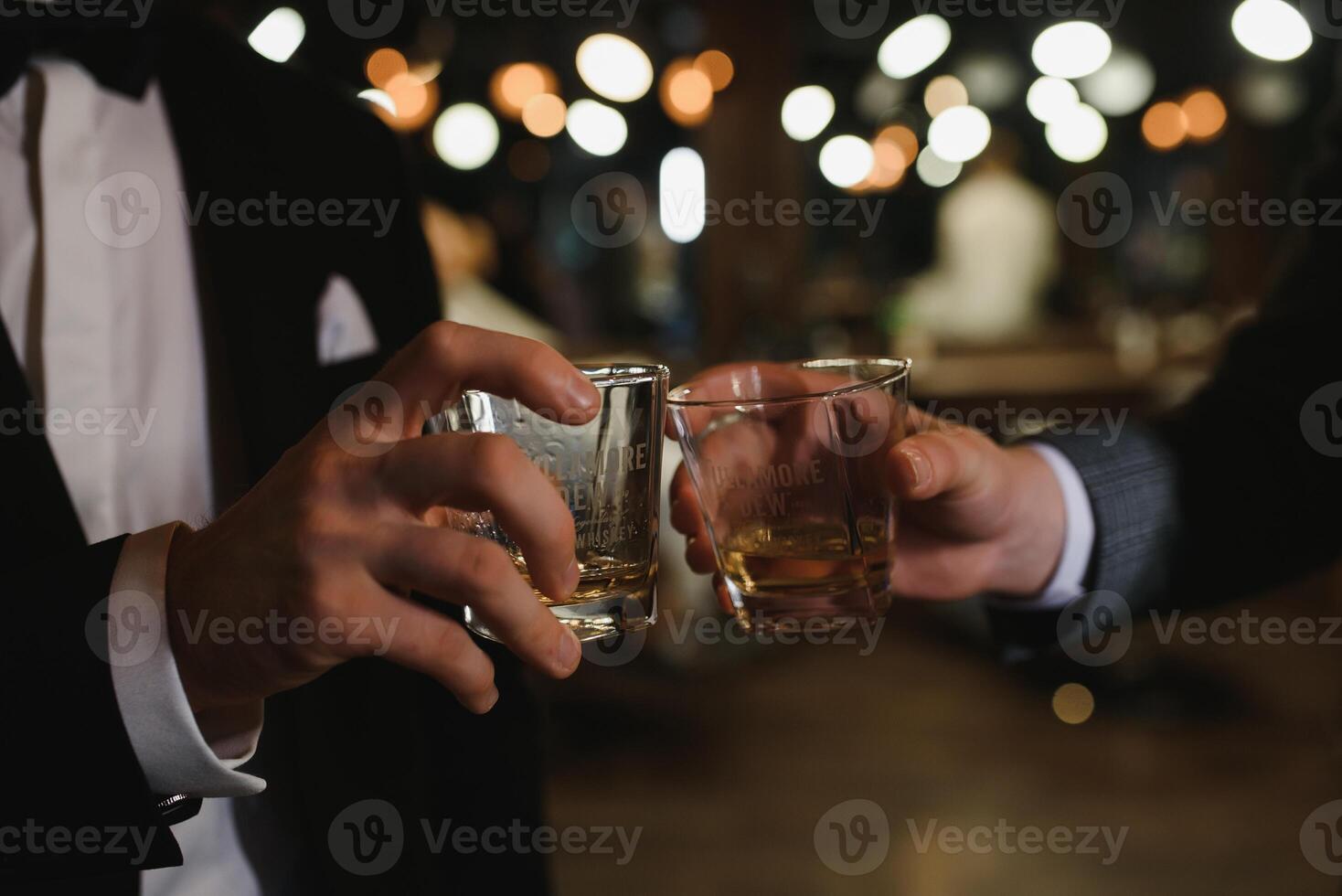 maschio mani detiene bicchieri con whisky su nero sfondo. Saluti, vicino su. foto