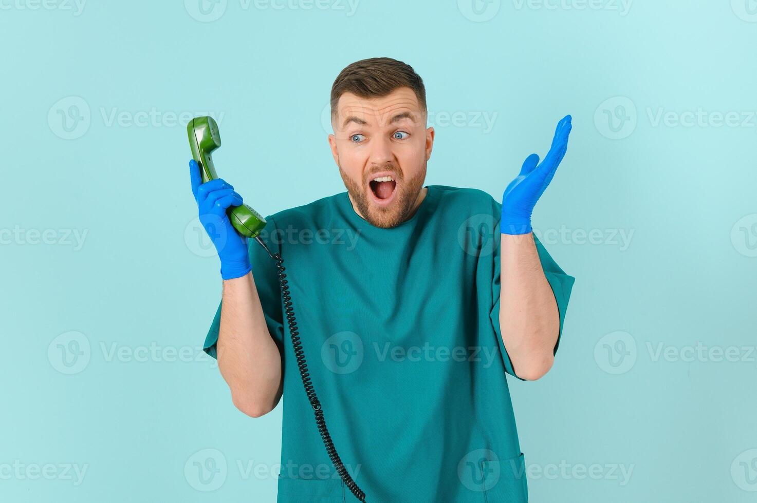 ritratto di giovane maschio medico con Telefono, su blu sfondo foto