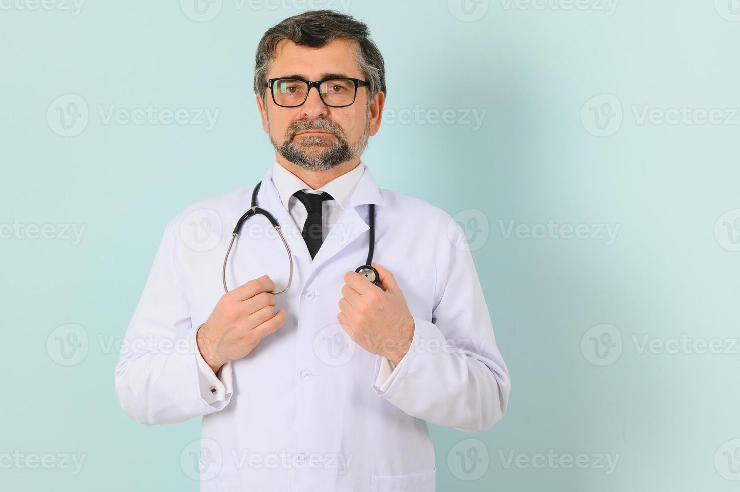 anziano medico uomo indossare stetoscopio e medico cappotto oltre blu sfondo foto