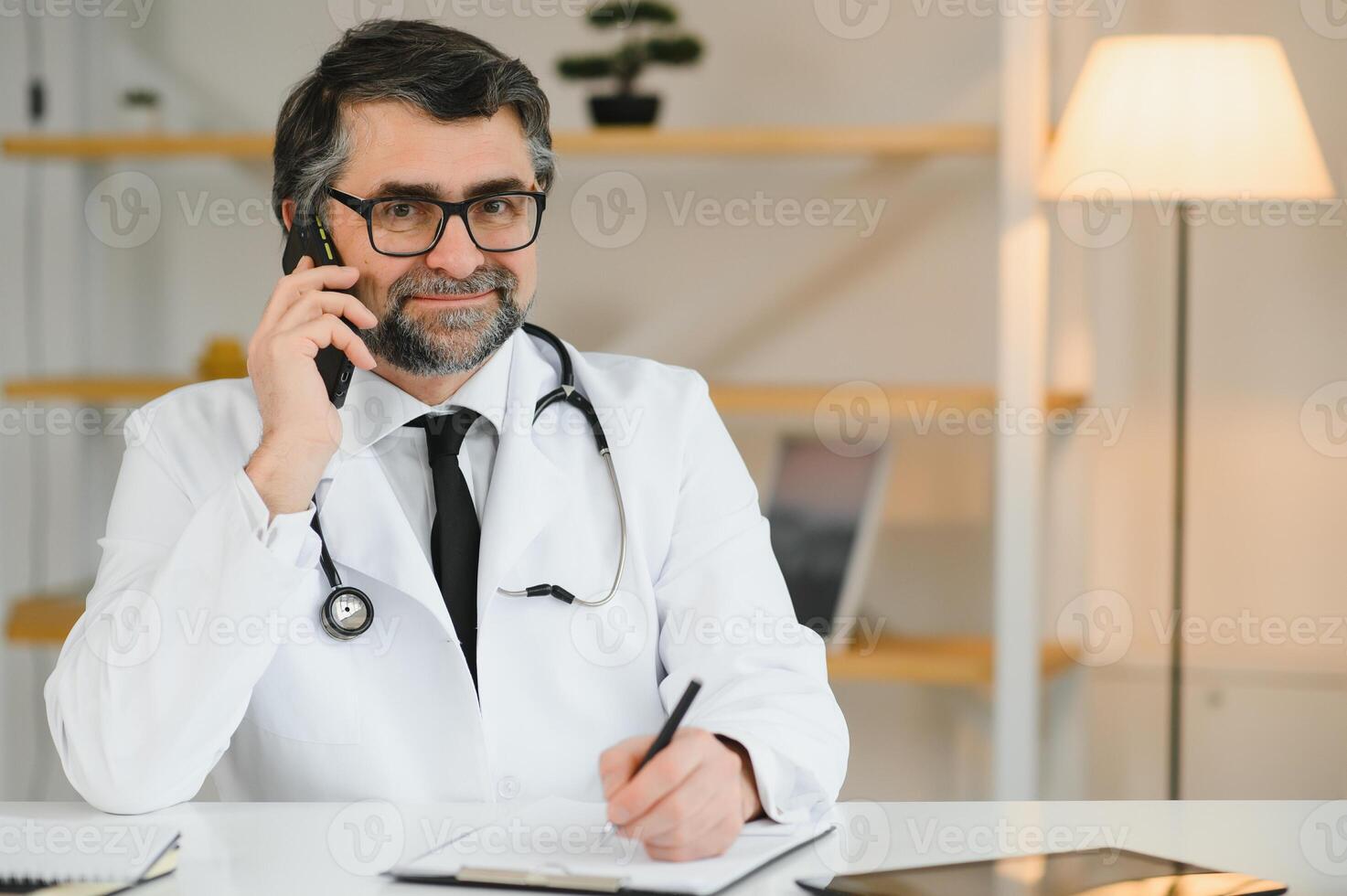 ritratto di anziano medico nel bianca cappotto a posto di lavoro. foto