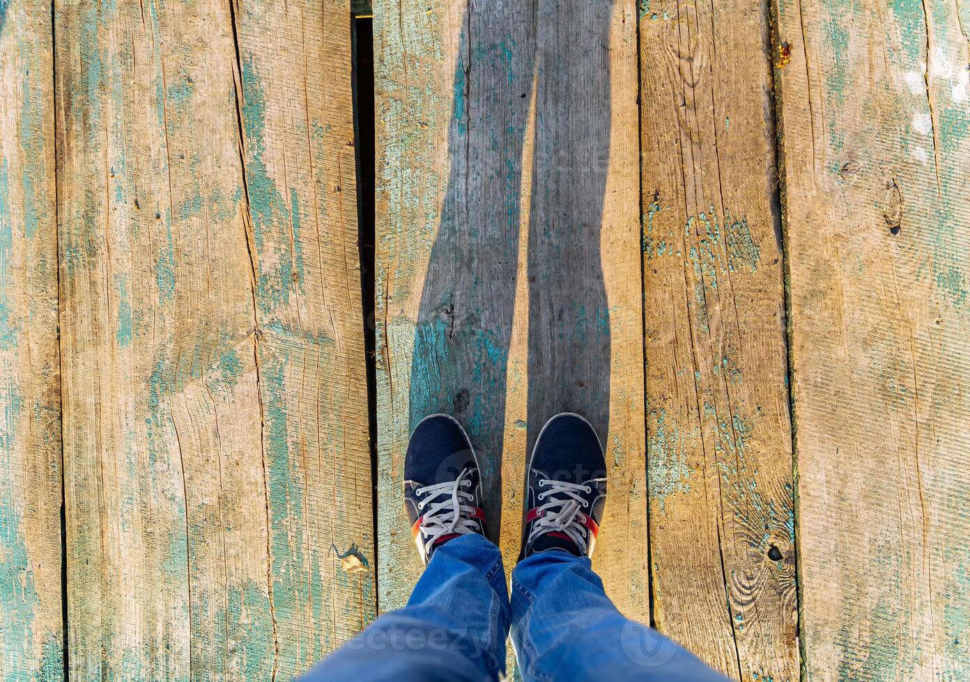 un' persona in piedi su un' di legno piattaforma. un' persona in piedi su superiore di un' di legno piattaforma foto