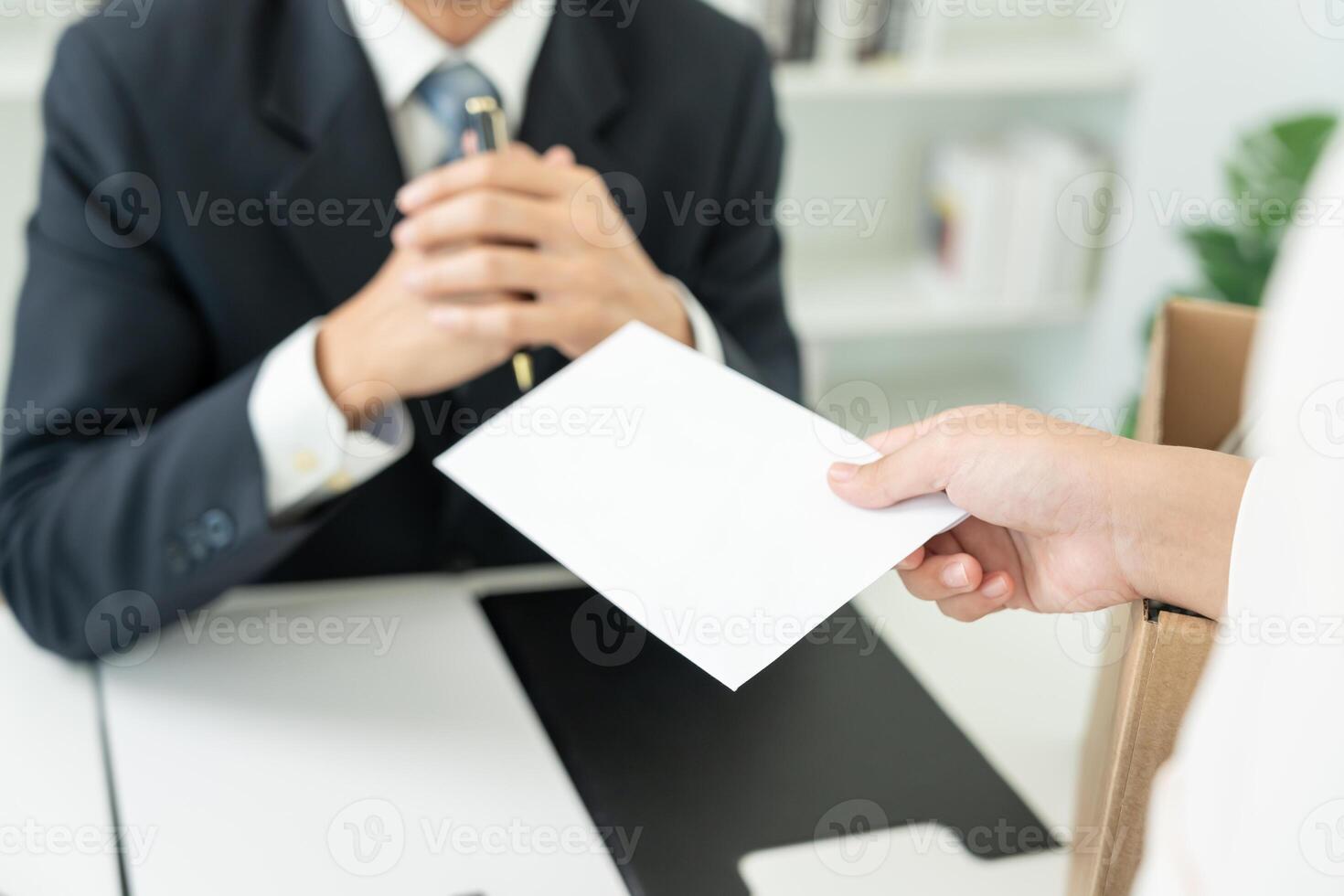 dimissioni, partire, uscire, stressante donne d'affari volontà dimettersi a partire dal il azienda. femmina personale è sollevamento un' Marrone carta scatola quello detiene personale Oggetti. , lavoro posizionamento e posti vacanti, dimissioni lettera foto