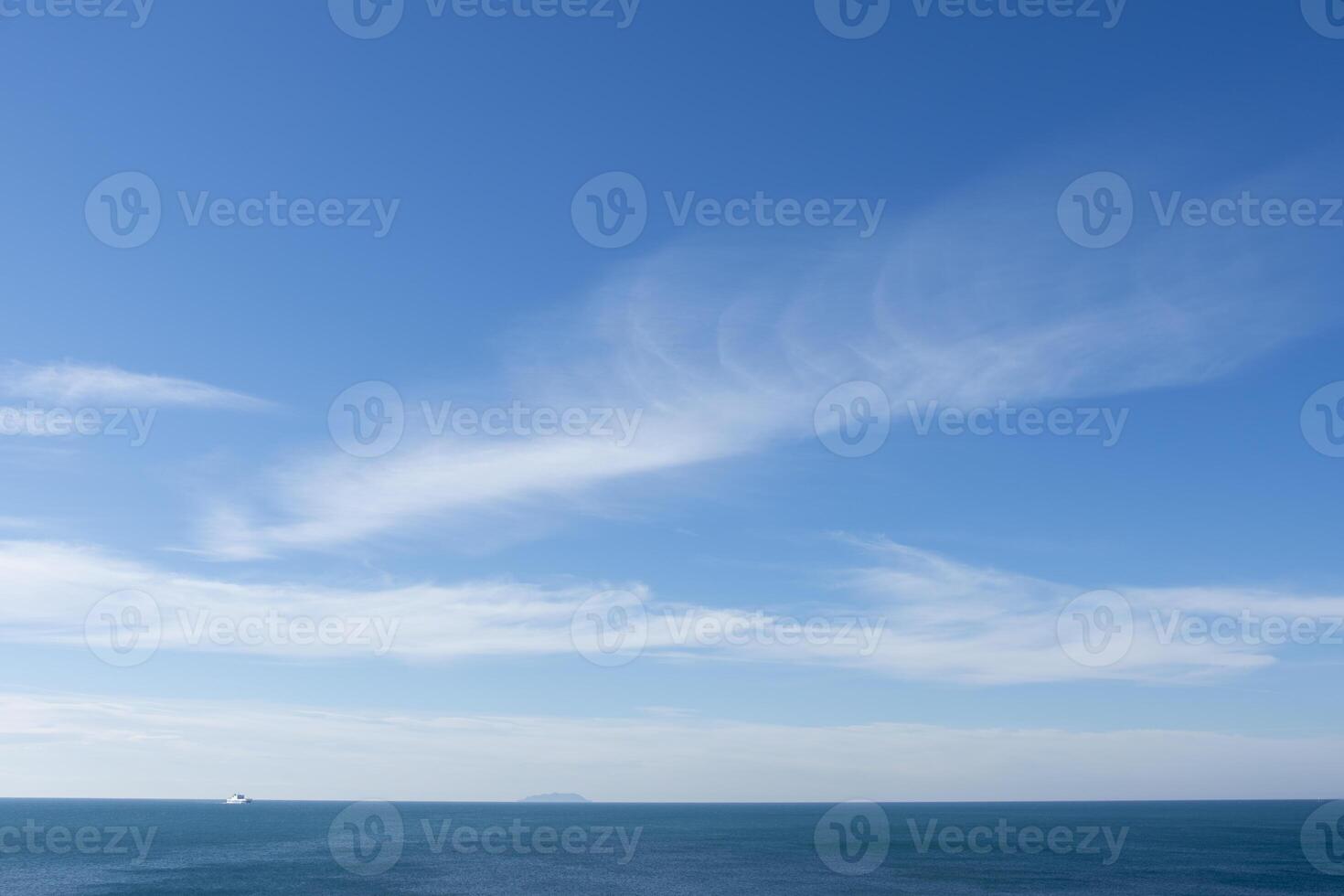 paesaggio marino con pendenza bianca nuvole foto