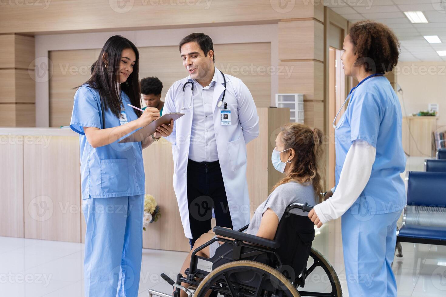 medico e infermiera è Lavorando nel ospedale reparto mentre spiegando cura Piano per paziente e avendo consigli su Come Seguire su trattamento per medico lavoratore e assistenza sanitaria concetto foto