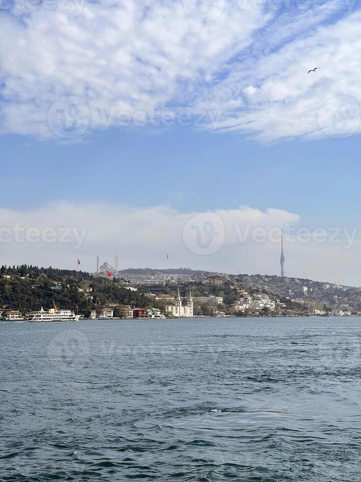 Visualizza di il asiatico parte di Istanbul attraverso il bosphorus foto