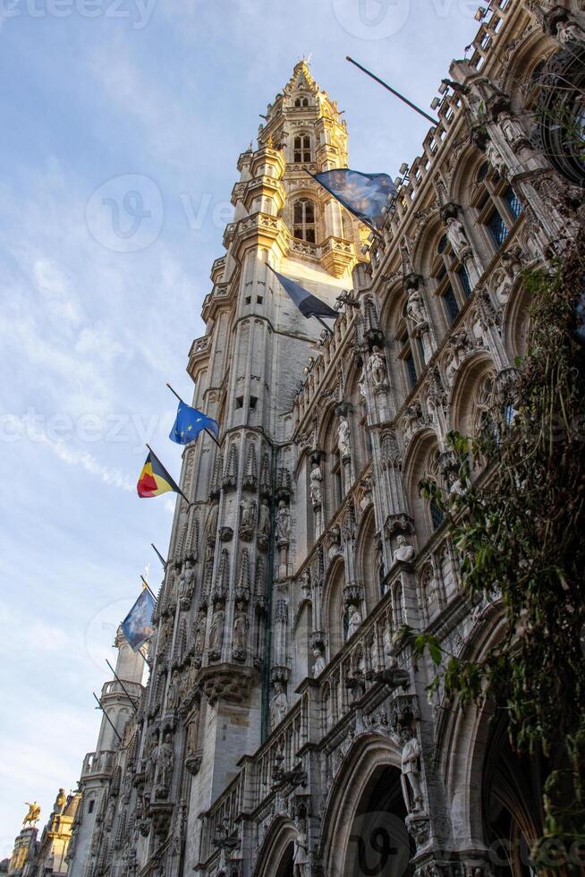maestoso Bruxelles cittadina sala su mille dollari posto con belga e Unione Europea bandiere - un' Gotico architettonico capolavoro foto