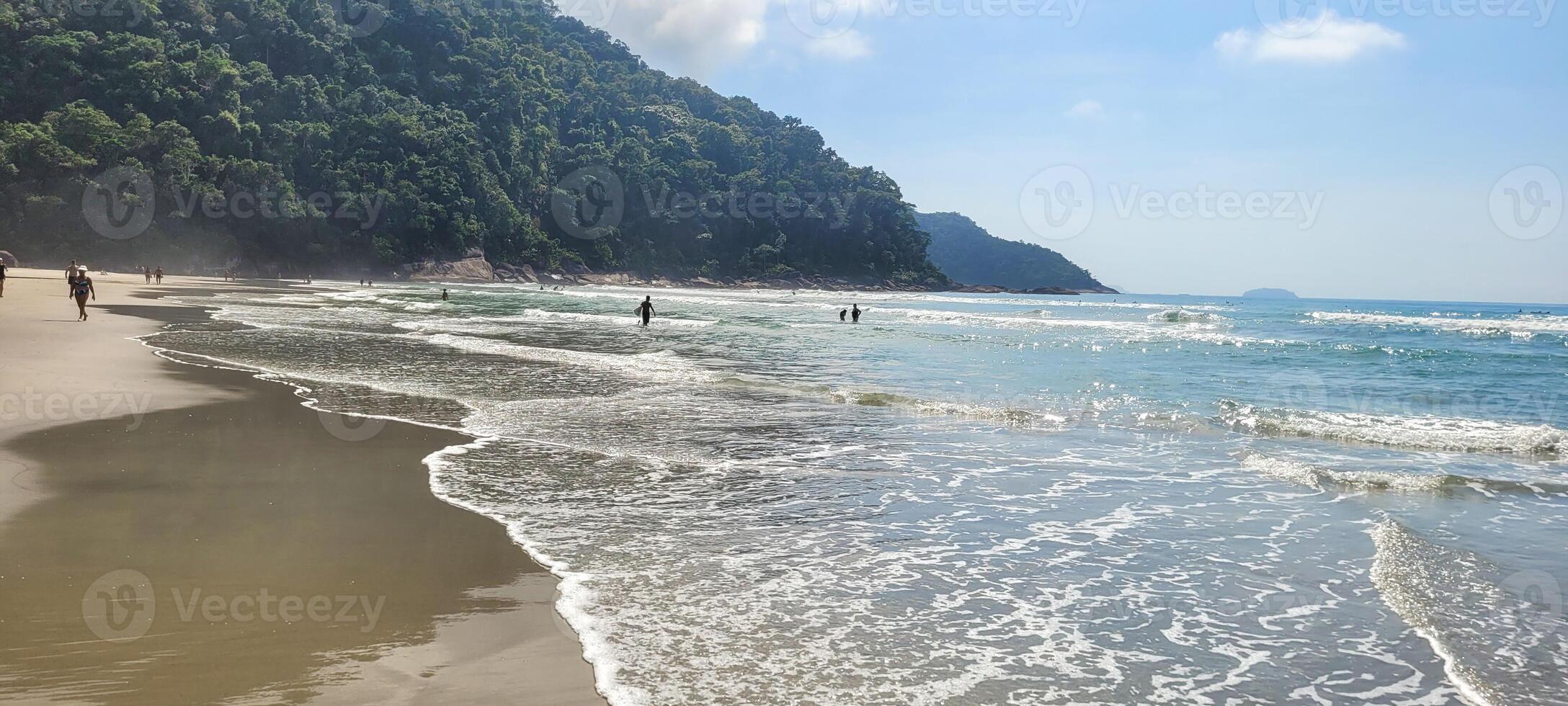 Immagine di mare onde su il nord costa di brasile nel ubatuba itamambuca spiaggia foto