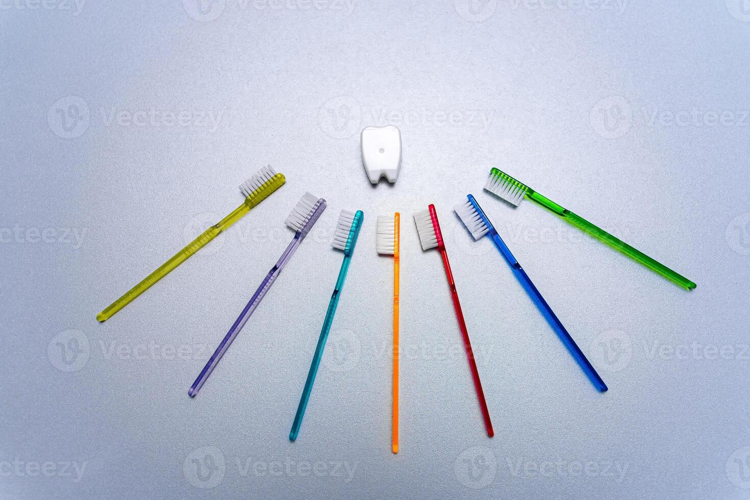 colorato spazzolini da denti disposte nel un' circolare formazione. un' gruppo di diverso colorato spazzolini da denti disposte nel un' cerchio foto