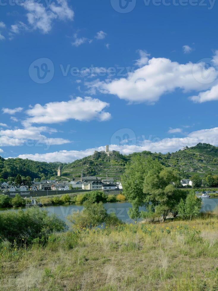 vino villaggio di kobern-gondorf a mosel fiume, mosella valle, germania foto