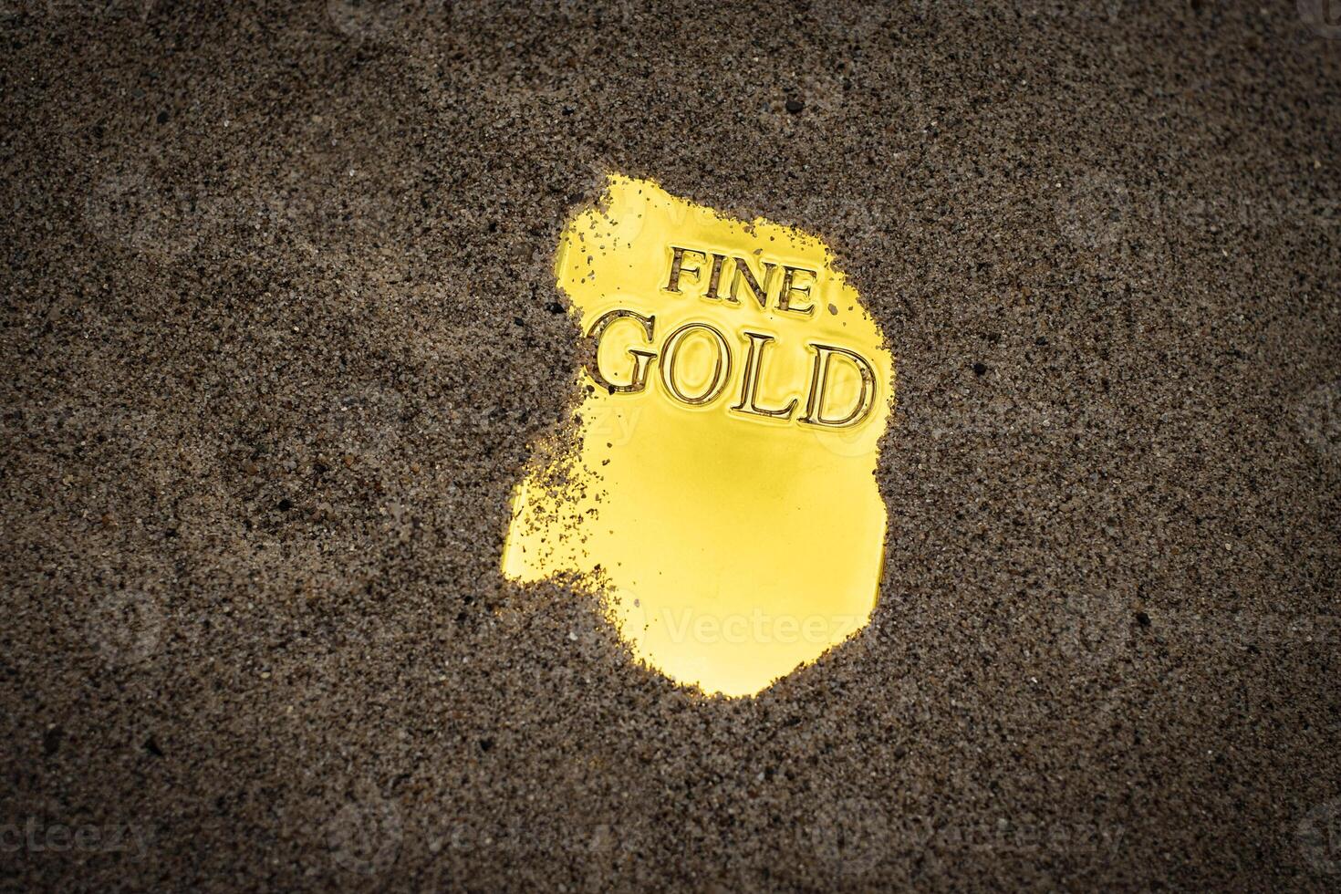 oro barre sepolto nel il sabbia foto
