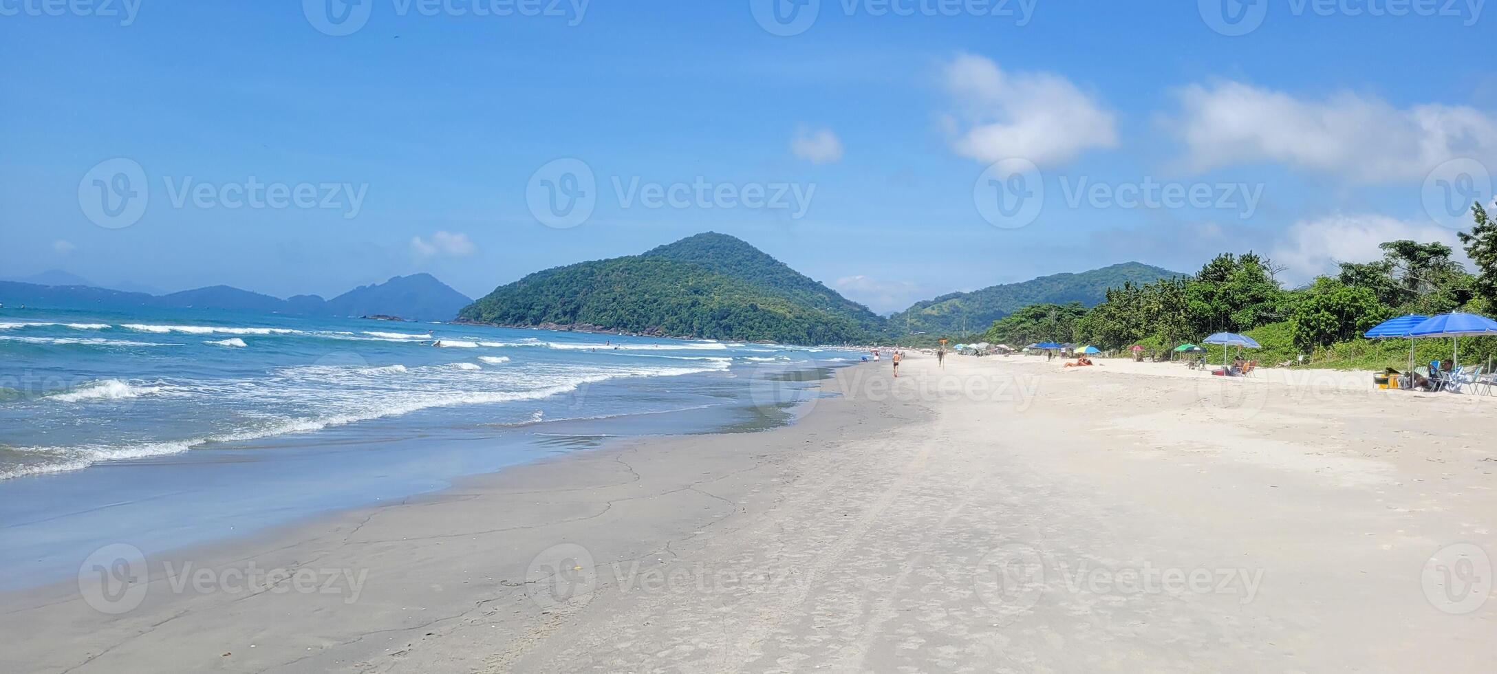 Immagine di mare onde su il nord costa di brasile nel ubatuba itamambuca spiaggia foto