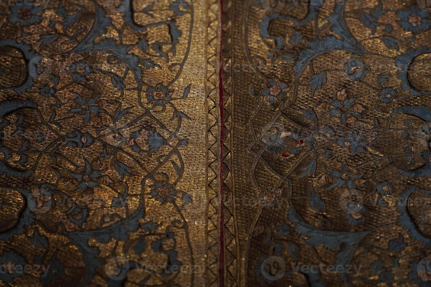 vecchio medievale tessuto vicino su dettaglio foto