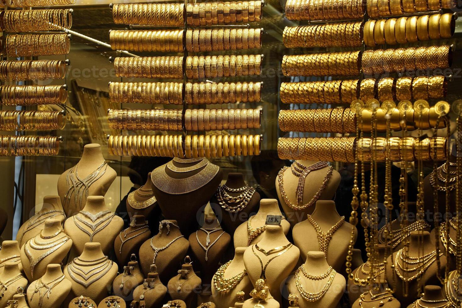 oro negozio finestre a Istanbul mille dollari bazar o kapali Carsi, tacchino. gioielleria nel il memorizzare finestra. un' lotto di lusso gioielleria nel il orientale mercato. concetto di shopping nel mezzo est. foto