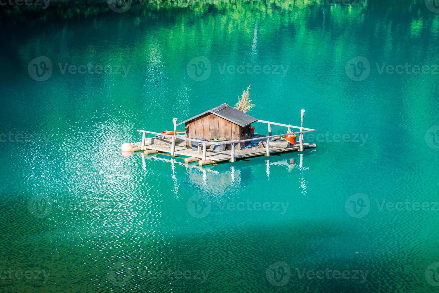 bellissima vista lago di montagna. steg, malbun nel lichtenstein, europa foto