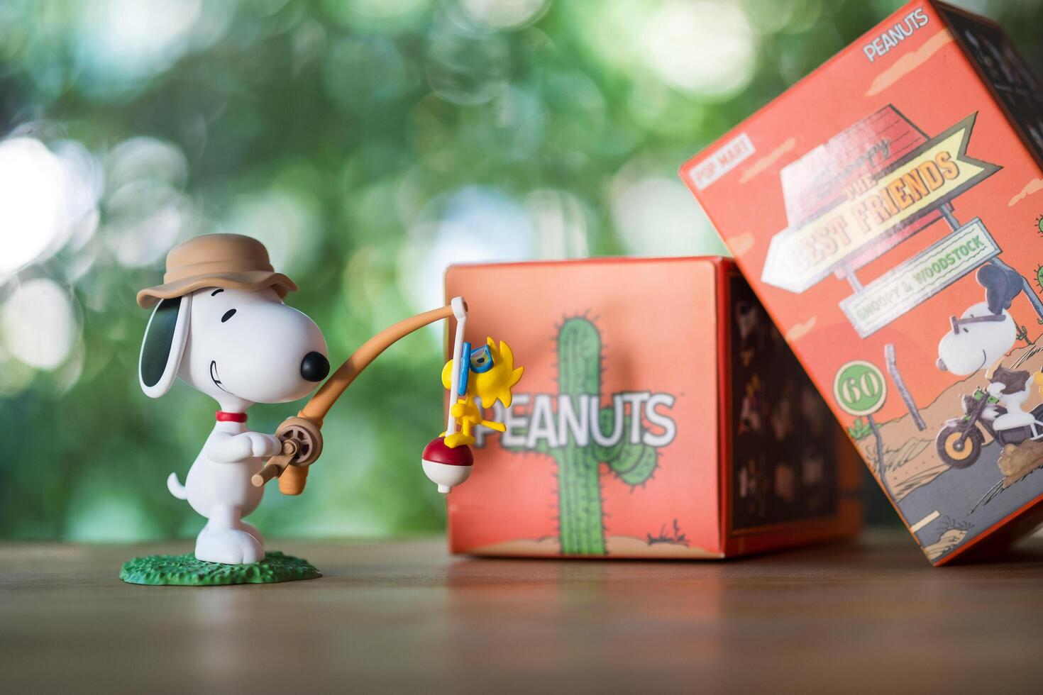 bangkok, Tailandia - febbraio 5, 2024 mordere il esca snoopy a partire dal pop mercato snoopy il migliore amici serie figure. foto