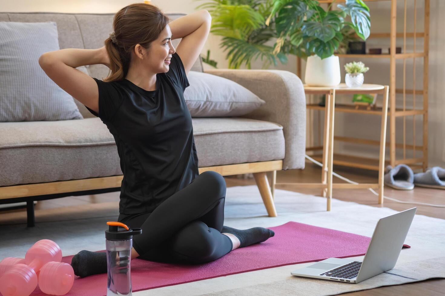 donne siamo allungamento, a casa, e fitness donne esercizio o fare yoga nel loro Camera da letto per Salute e benessere un' sano, calma femmina persona formazione o Lavorando su il Casa pavimento. foto